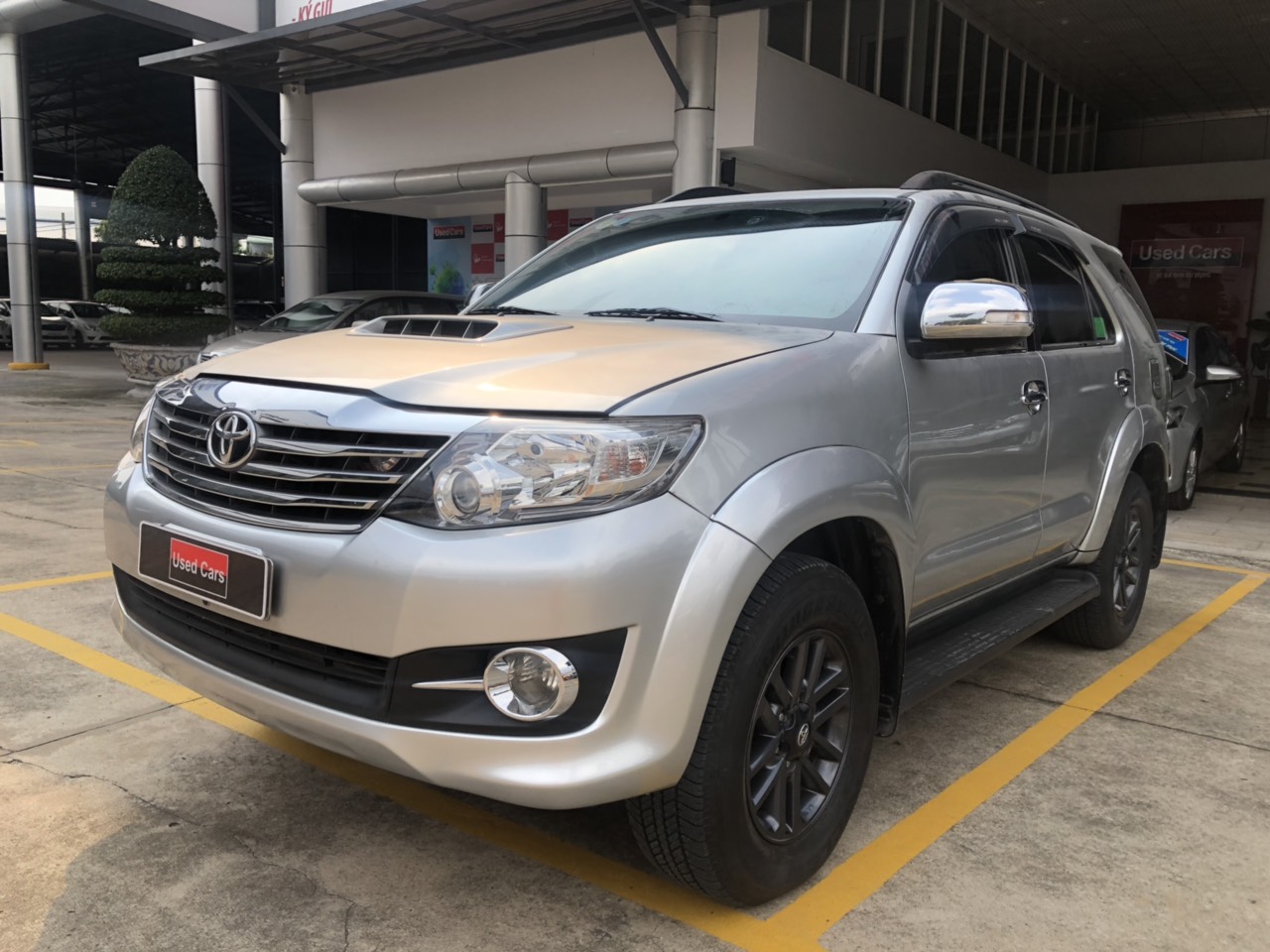 Toyota Fortuner G 2015 - Cần bán xe Toyota Fortuner G sản xuất 2015, màu bạc, chạy ít 88.900km giá còn fix mạnh