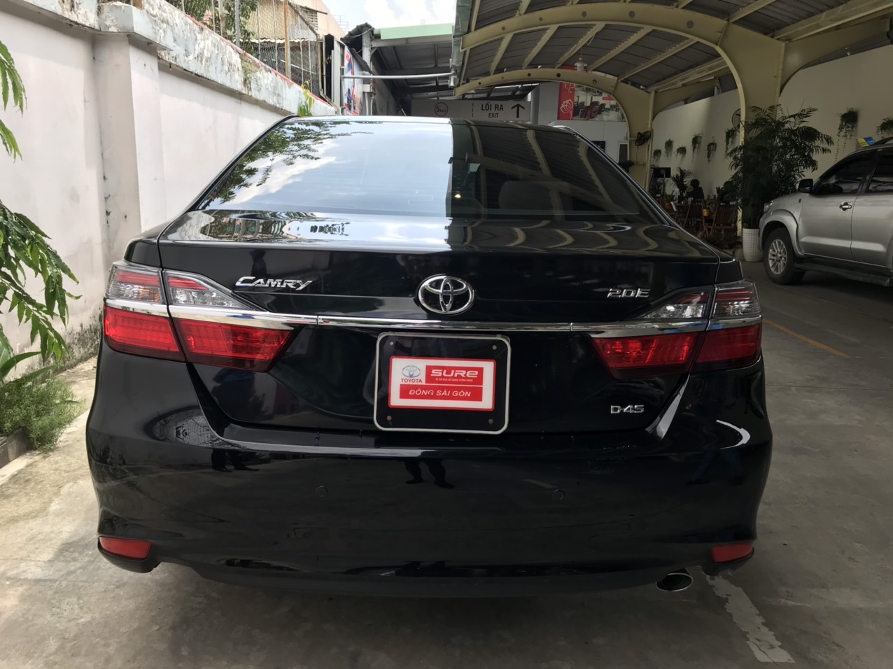 Toyota Camry 2017 - Cần bán xe Toyota Camry đời 2017, màu đen, giá 880tr