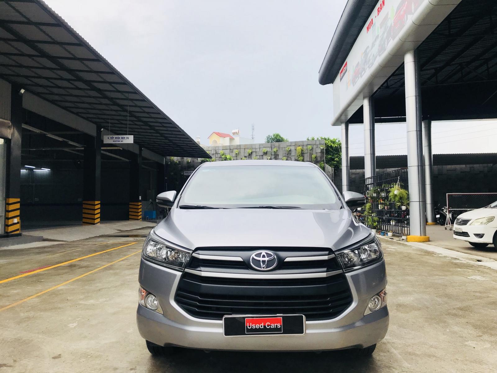 Toyota Innova 2.0E 2018 - Cần bán gấp Toyota Innova 2.0E năm 2018, màu bạc giá cạnh tranh