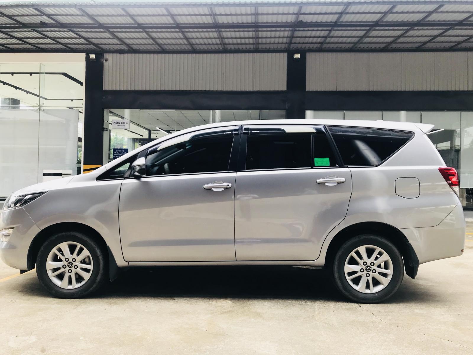 Toyota Innova 2.0E 2018 - Cần bán gấp Toyota Innova 2.0E năm 2018, màu bạc giá cạnh tranh