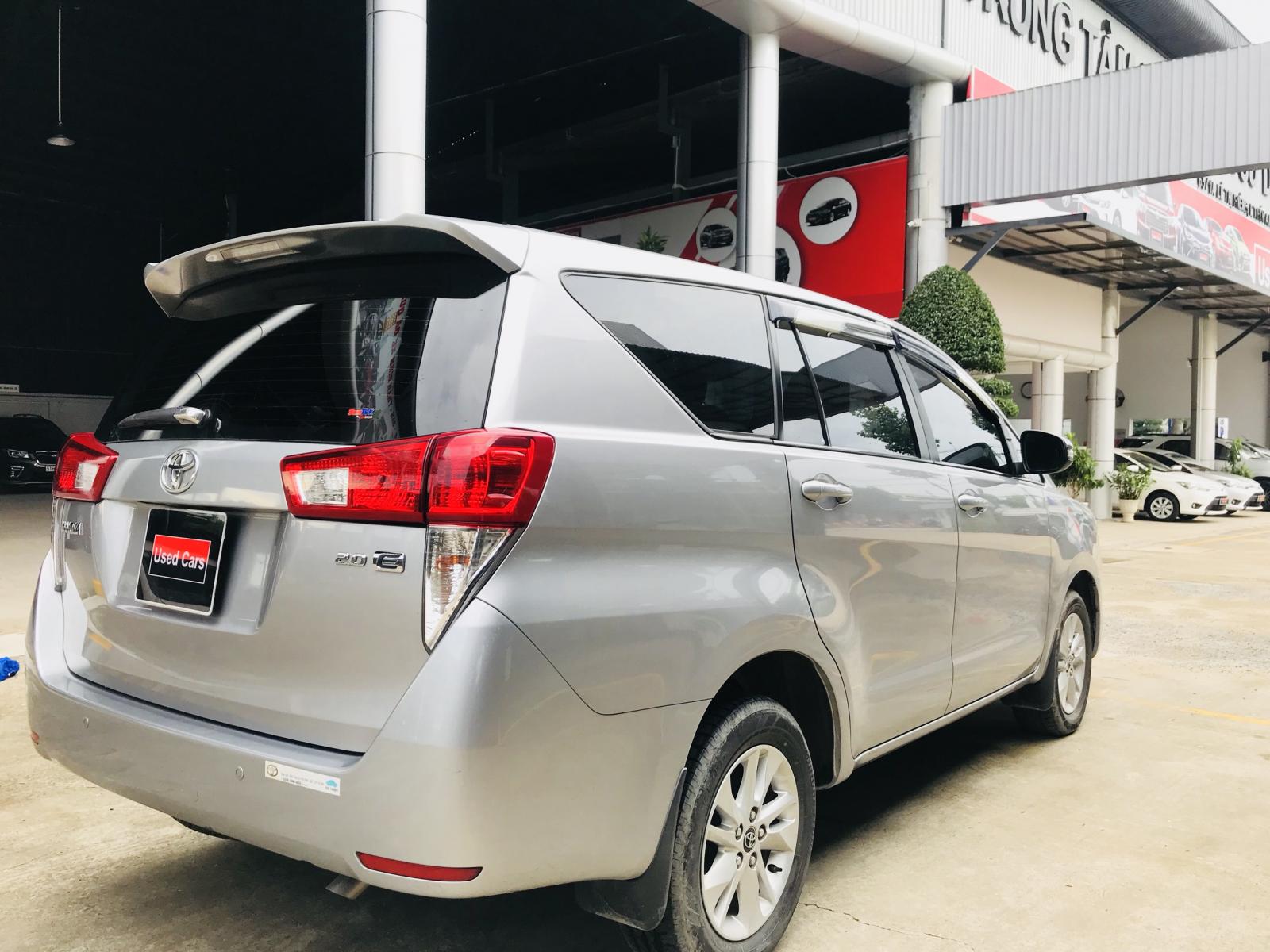 Toyota Innova 2.0E 2018 - Cần bán gấp Toyota Innova 2.0E năm 2018, màu bạc giá cạnh tranh