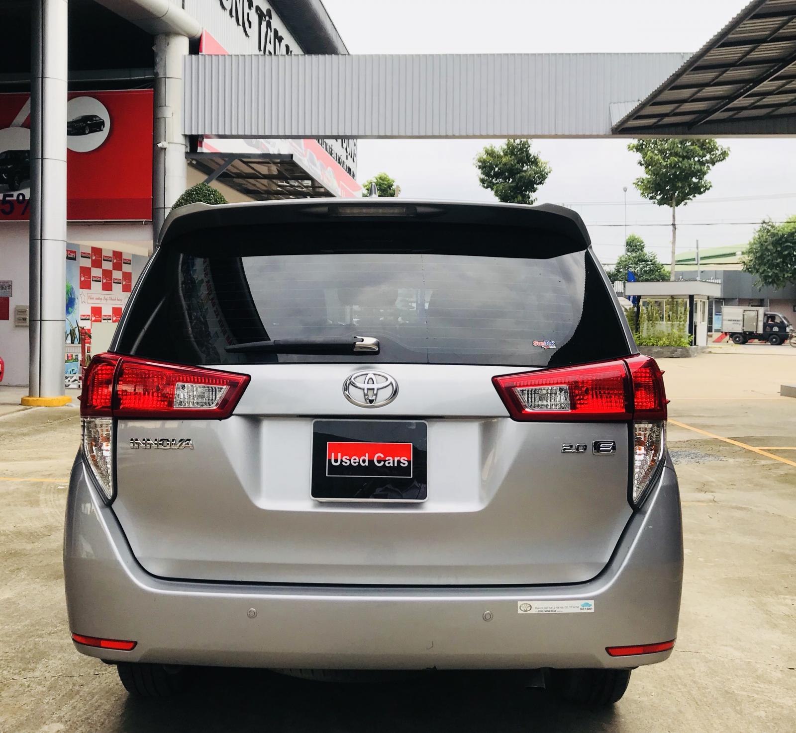 Toyota Innova 2.0E 2018 - Cần bán gấp Toyota Innova 2.0E năm 2018, màu bạc giá cạnh tranh