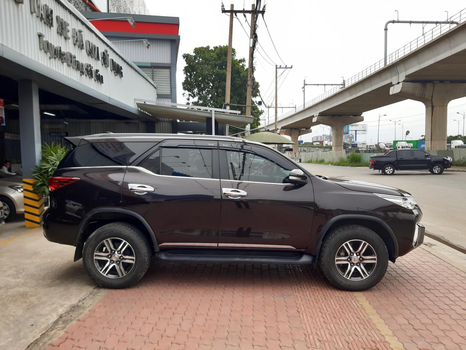 Toyota Fortuner 2017 - Cần bán lại xe Toyota Fortuner đời 2017, màu đen, số sàn, 880tr