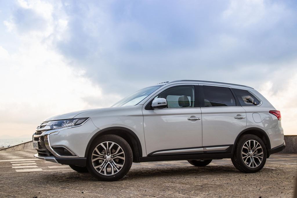 Mitsubishi Outlander 2.4 CVT Premium 2019 - Cần bán xe Mitsubishi Outlander 2.4 CVT Premium đời 2019, màu trắng