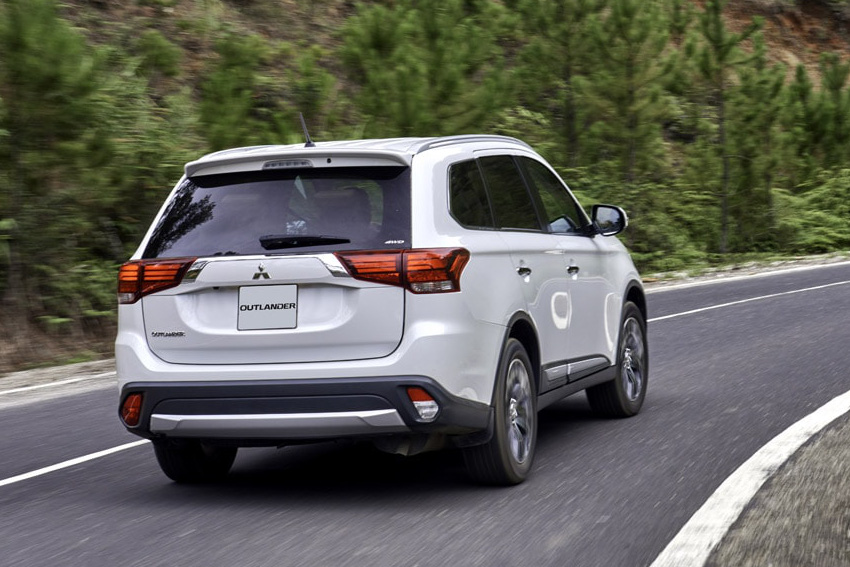 Mitsubishi Outlander 2.4 CVT Premium 2019 - Cần bán xe Mitsubishi Outlander 2.4 CVT Premium đời 2019, màu trắng