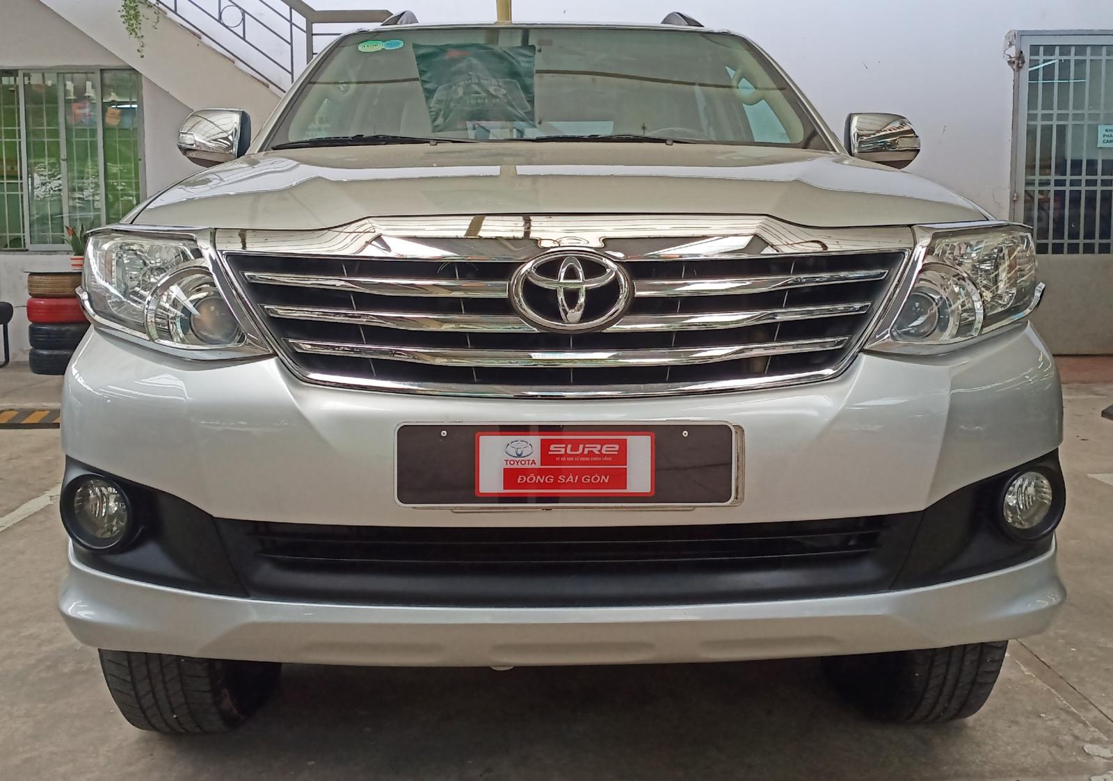 Toyota Fortuner 2.7AT 2012 - Cần bán lại xe Toyota Fortuner 2.7AT đời 2012, màu bạc, xe gia đình giá cạnh tranh