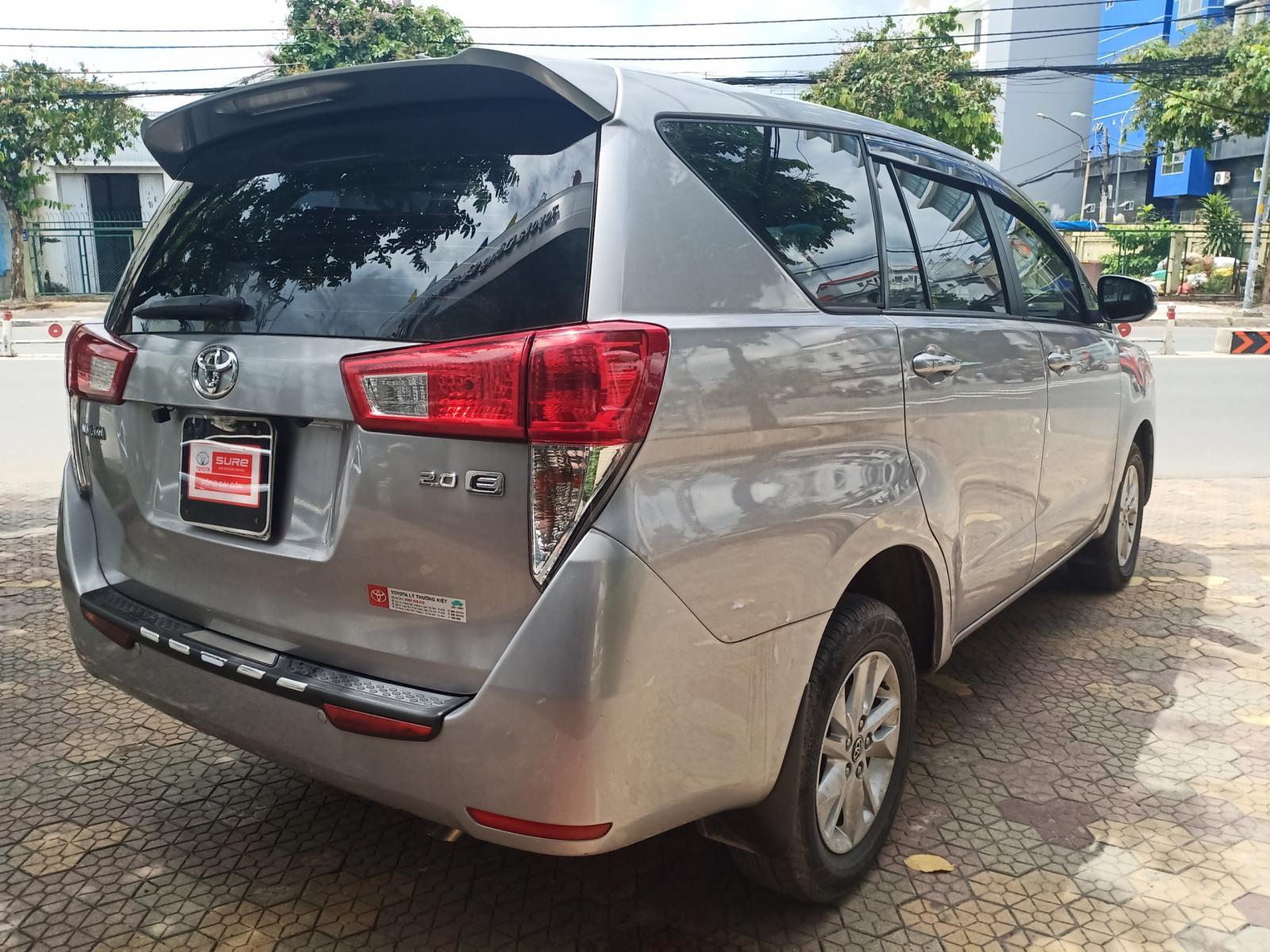 Toyota Innova 2.0 E 2018 - Bán Toyota Innova 2.0 E sản xuất 2018, màu bạc, như mới