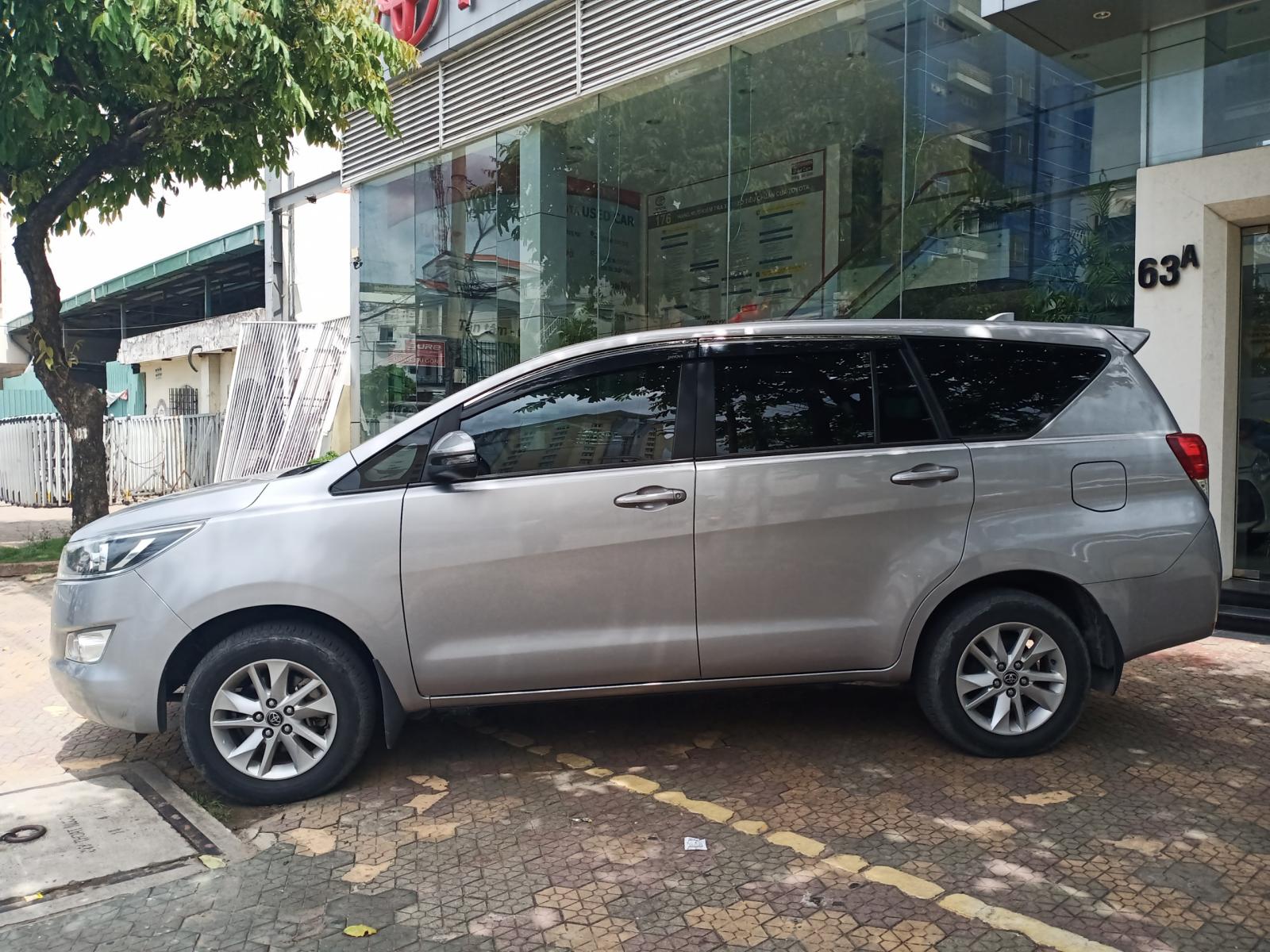 Toyota Innova 2.0 E 2018 - Bán Toyota Innova 2.0 E sản xuất 2018, màu bạc, như mới