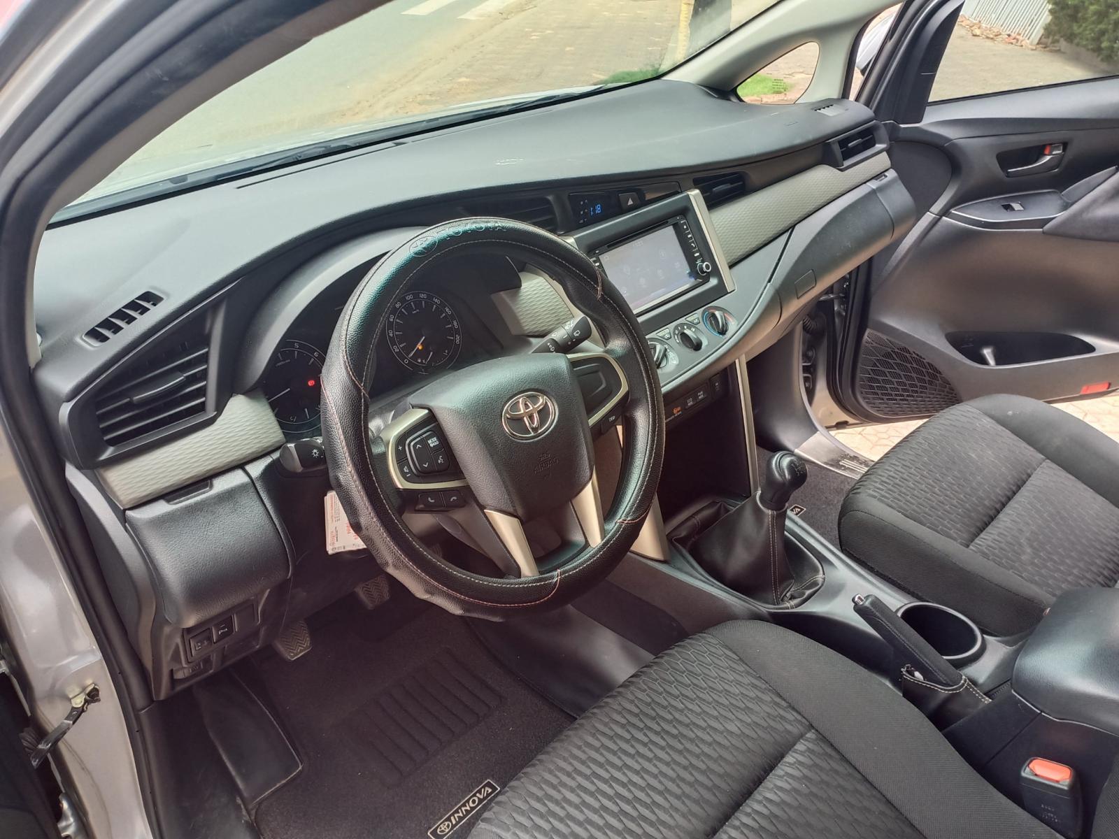 Toyota Innova 2.0 E 2018 - Bán Toyota Innova 2.0 E sản xuất 2018, màu bạc, như mới