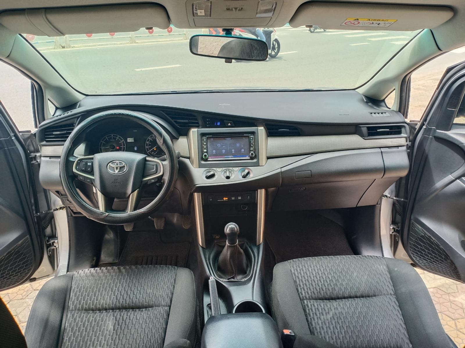 Toyota Innova 2.0 E 2018 - Bán Toyota Innova 2.0 E sản xuất 2018, màu bạc, như mới
