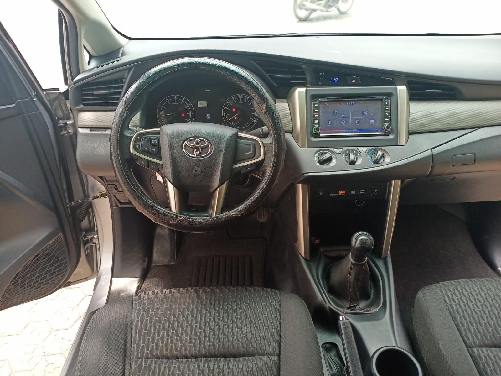 Toyota Innova 2.0 E 2018 - Bán Toyota Innova 2.0 E sản xuất 2018, màu bạc, như mới