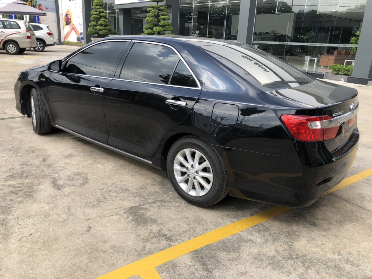 Toyota Camry 2.0E 2013 - Bán ô tô Toyota Camry 2.0E đời 2013, màu đen, giá chỉ 690 triệu