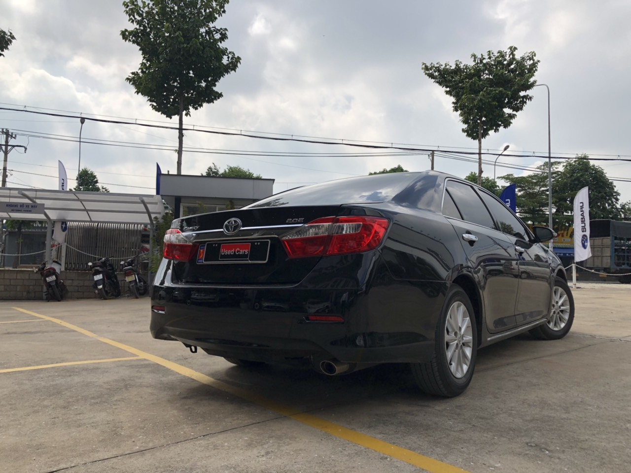 Toyota Camry 2.0E 2013 - Bán ô tô Toyota Camry 2.0E đời 2013, màu đen, giá chỉ 690 triệu