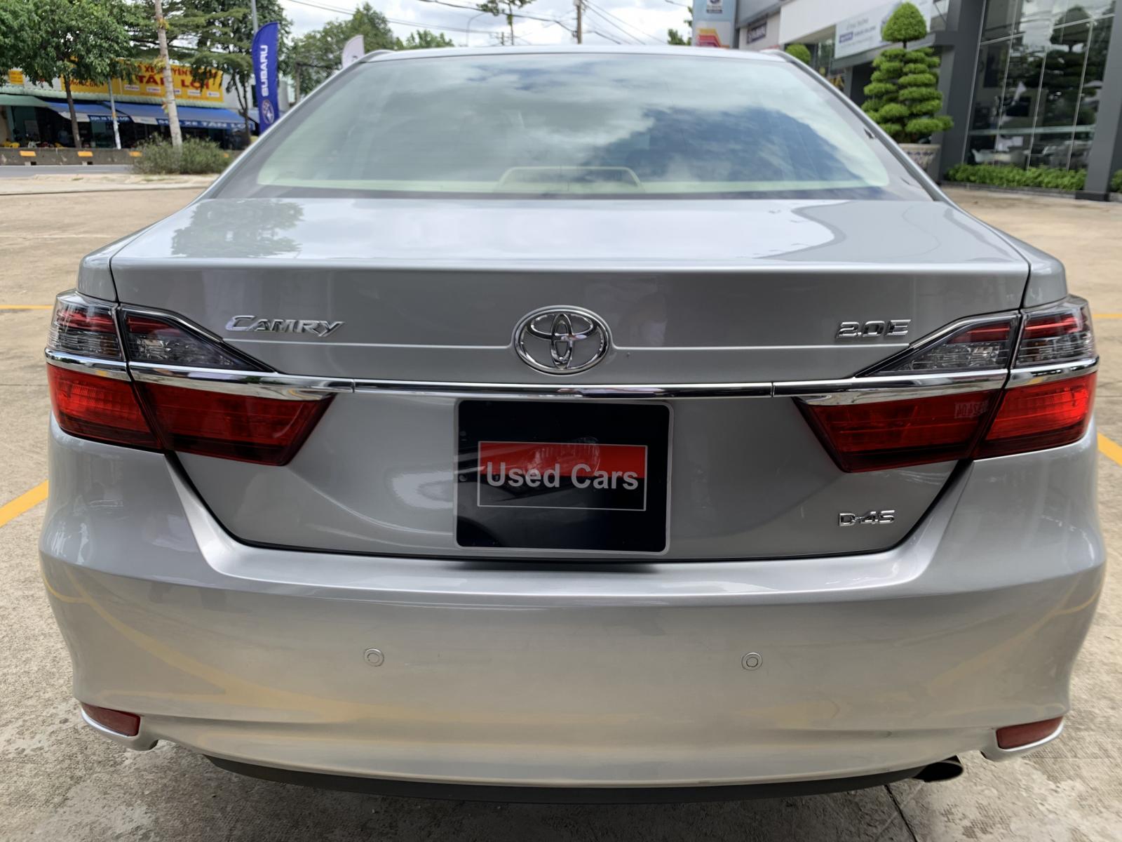 Toyota Camry 2.0E 2015 - Bán xe Toyota Camry 2.0E đời 2015, màu bạc