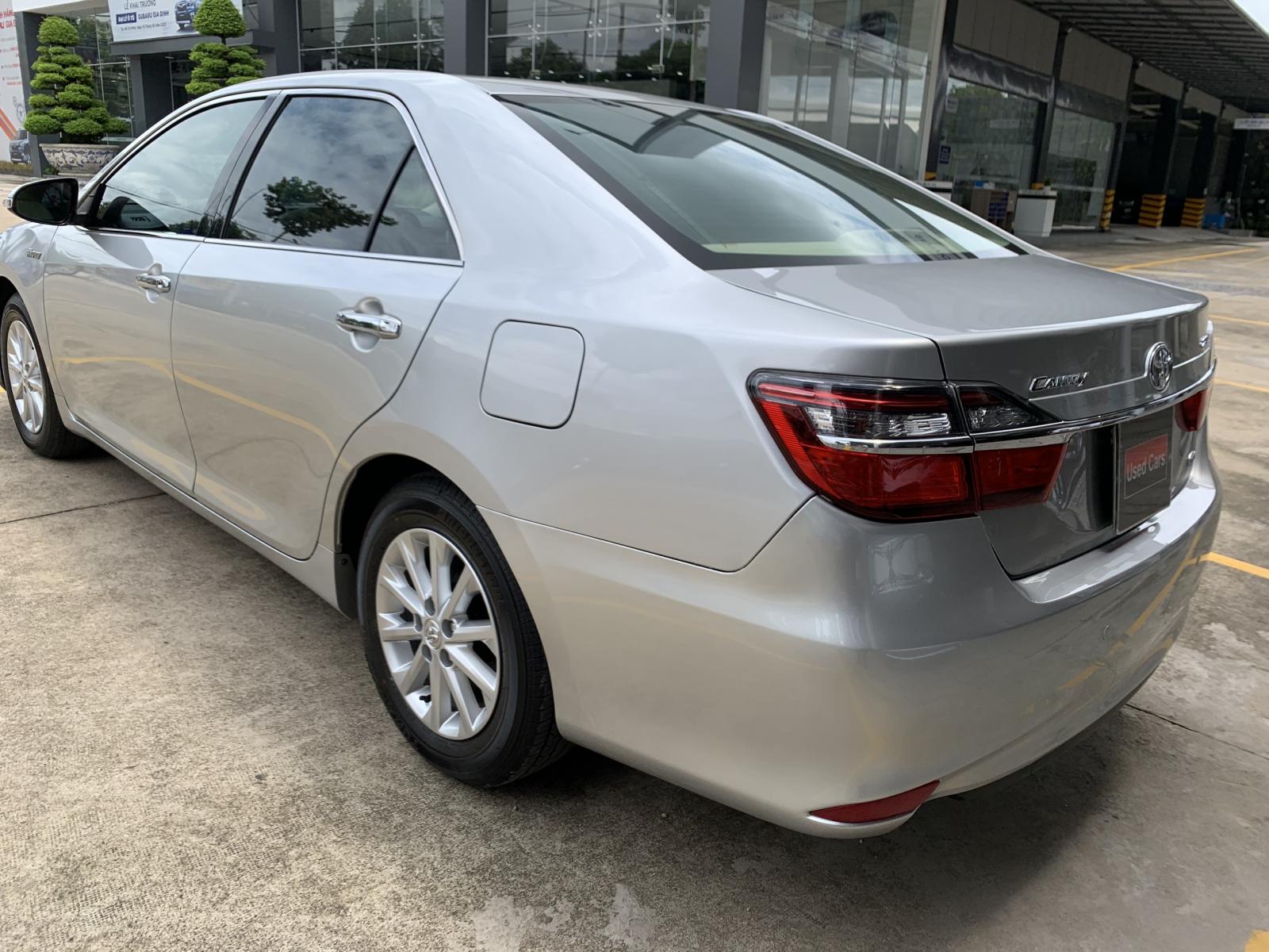 Toyota Camry 2.0E 2015 - Bán xe Toyota Camry 2.0E đời 2015, màu bạc