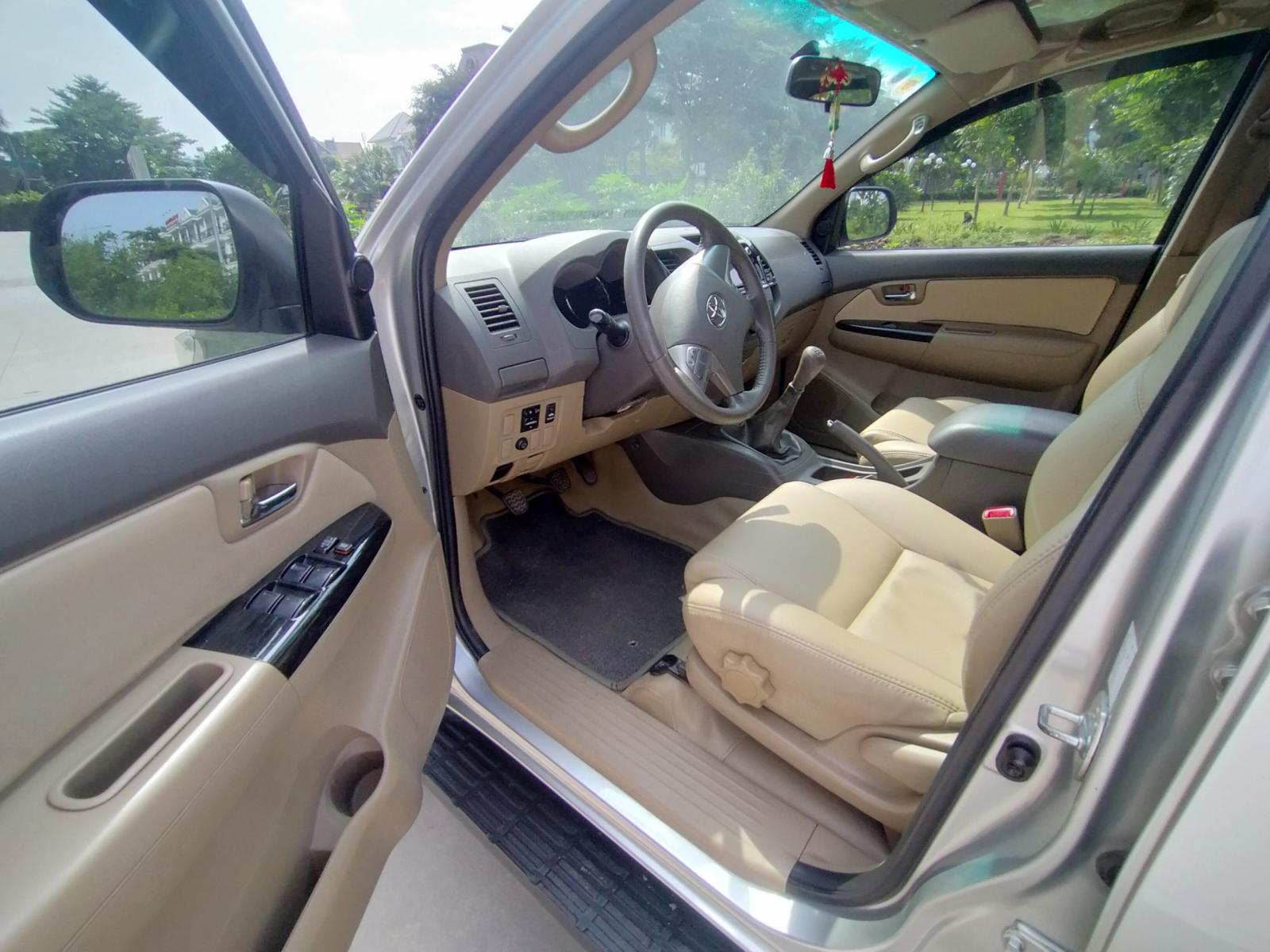 Toyota Fortuner 2014 - Cần bán gấp Toyota Fortuner 2.5 G, sx 2014 ĐK 2015, màu bạc