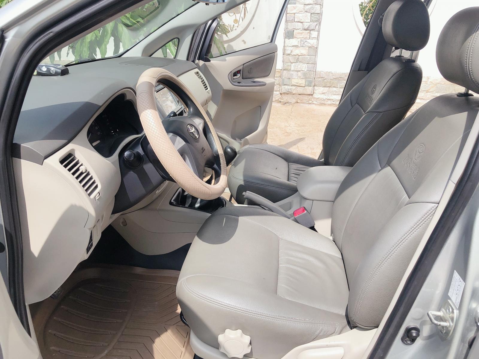 Toyota Innova 2015 - Cần bán Toyota Innova màu bạc, sản xuất năm 2015 