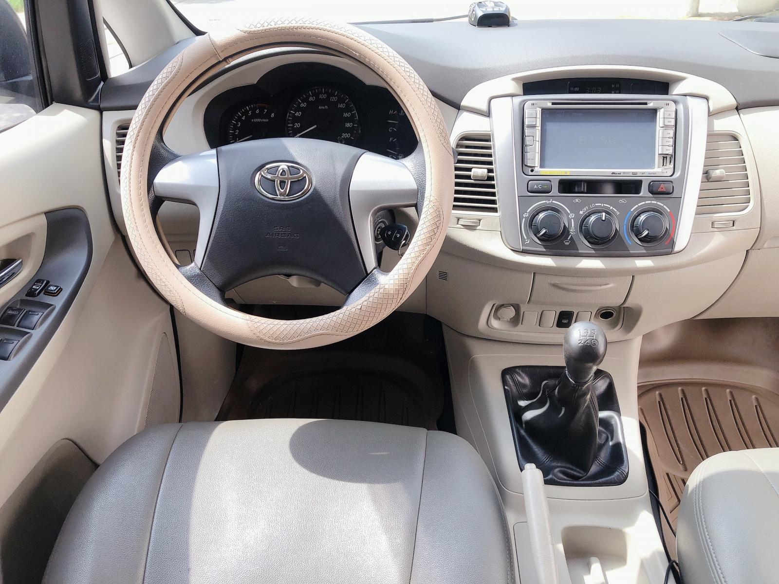 Toyota Innova 2015 - Cần bán Toyota Innova màu bạc, sản xuất năm 2015 