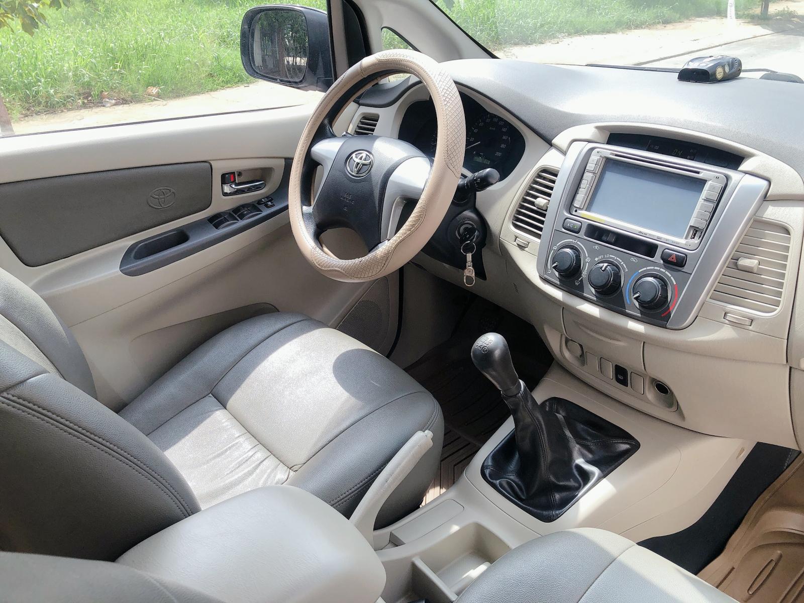 Toyota Innova 2015 - Cần bán Toyota Innova màu bạc, sản xuất năm 2015 
