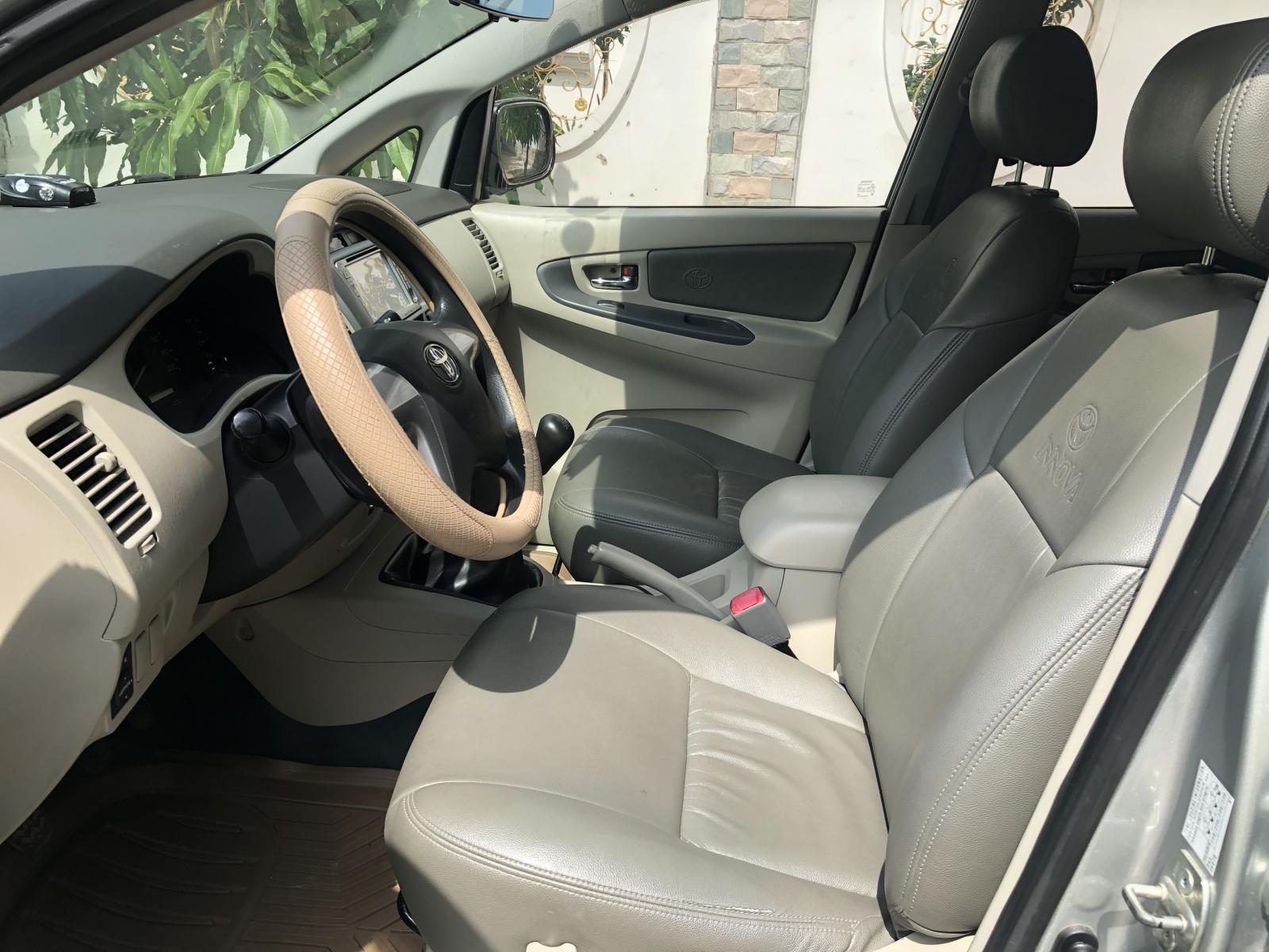 Toyota Innova 2015 - Cần bán Toyota Innova màu bạc, sản xuất năm 2015 