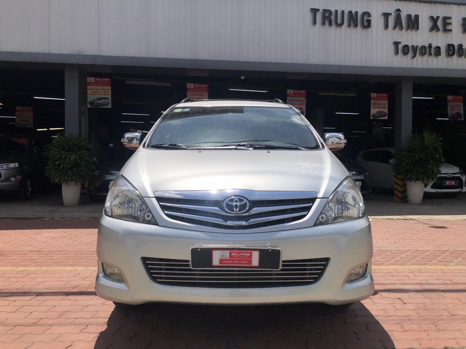 Toyota Innova V 2011 - Cần bán gấp Toyota Innova V đời 2011 xe gia đình chạy rất kỹ. Giá còn fix mạnh