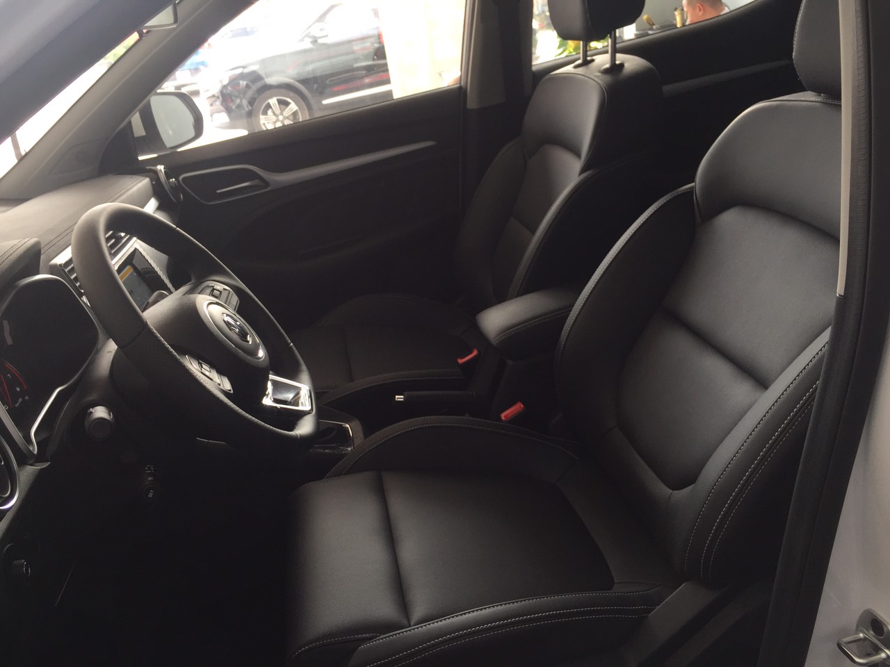 MG ZS 1.5 Luxury 2020 - MG ZS 1.5 2WD Luxury sản xuất 2020, màu đỏ, nhập khẩu