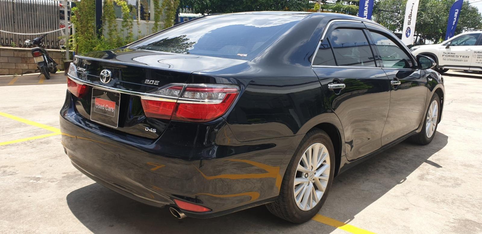 Toyota Camry 2017 - Bán ô tô Toyota Camry 2.0E sản xuất 2017, màu đen siêu đẹp odo 48.000km, giá còn fix đẹp