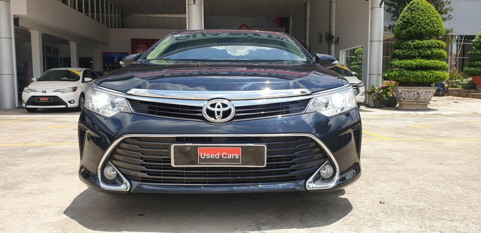 Toyota Camry 2017 - Bán ô tô Toyota Camry 2.0E sản xuất 2017, màu đen siêu đẹp odo 48.000km, giá còn fix đẹp