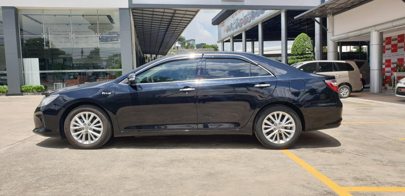 Toyota Camry 2017 - Bán ô tô Toyota Camry 2.0E sản xuất 2017, màu đen siêu đẹp odo 48.000km, giá còn fix đẹp