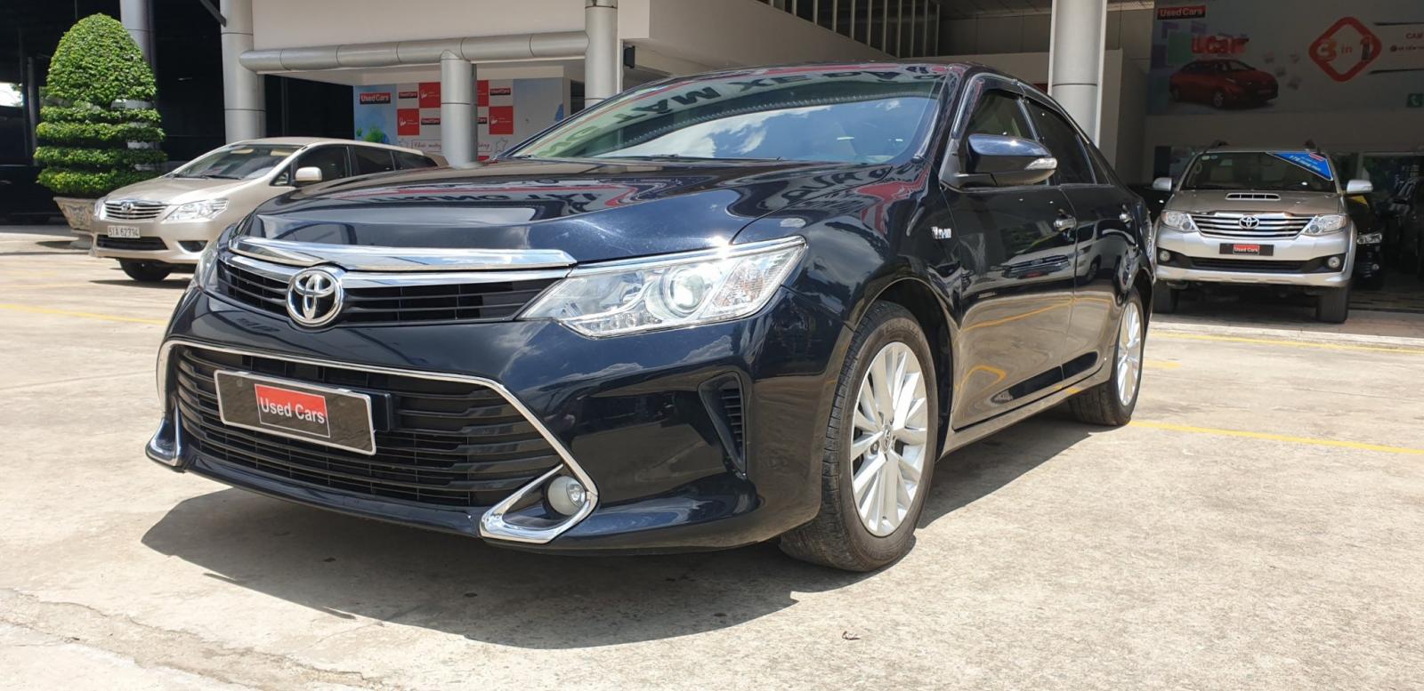 Toyota Camry 2017 - Bán ô tô Toyota Camry 2.0E sản xuất 2017, màu đen siêu đẹp odo 48.000km, giá còn fix đẹp