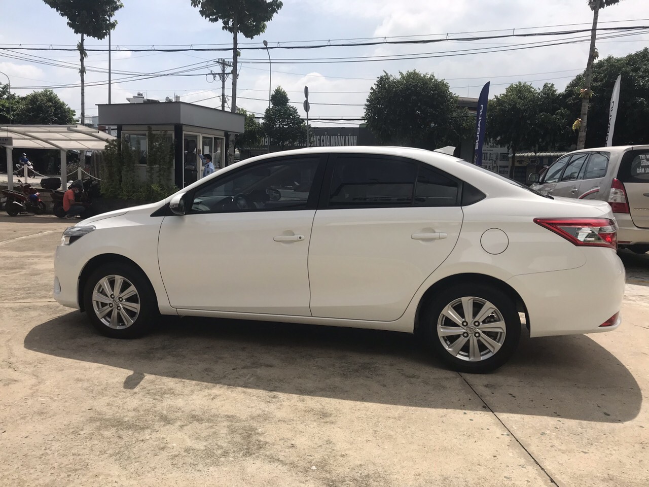 Toyota Vios 1.5 E CVT 2018 - Cần bán gấp Toyota Vios 1.5 E CVT đời 2018, màu trắng - Giá thương lượng