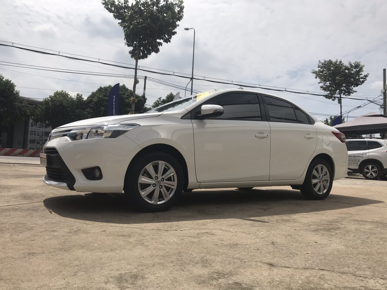 Toyota Vios 1.5 E CVT 2018 - Cần bán gấp Toyota Vios 1.5 E CVT đời 2018, màu trắng - Giá thương lượng