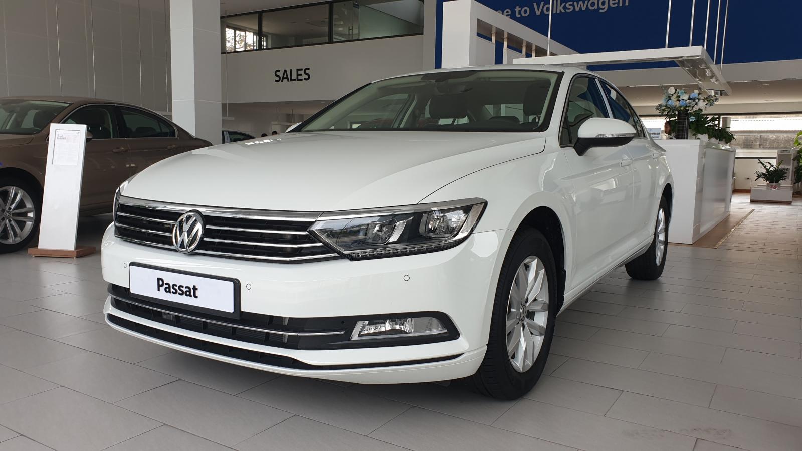 Volkswagen Passat Hight 2018 - Volkswagen Passat BM Hight, màu trắng, tặng quà khủng