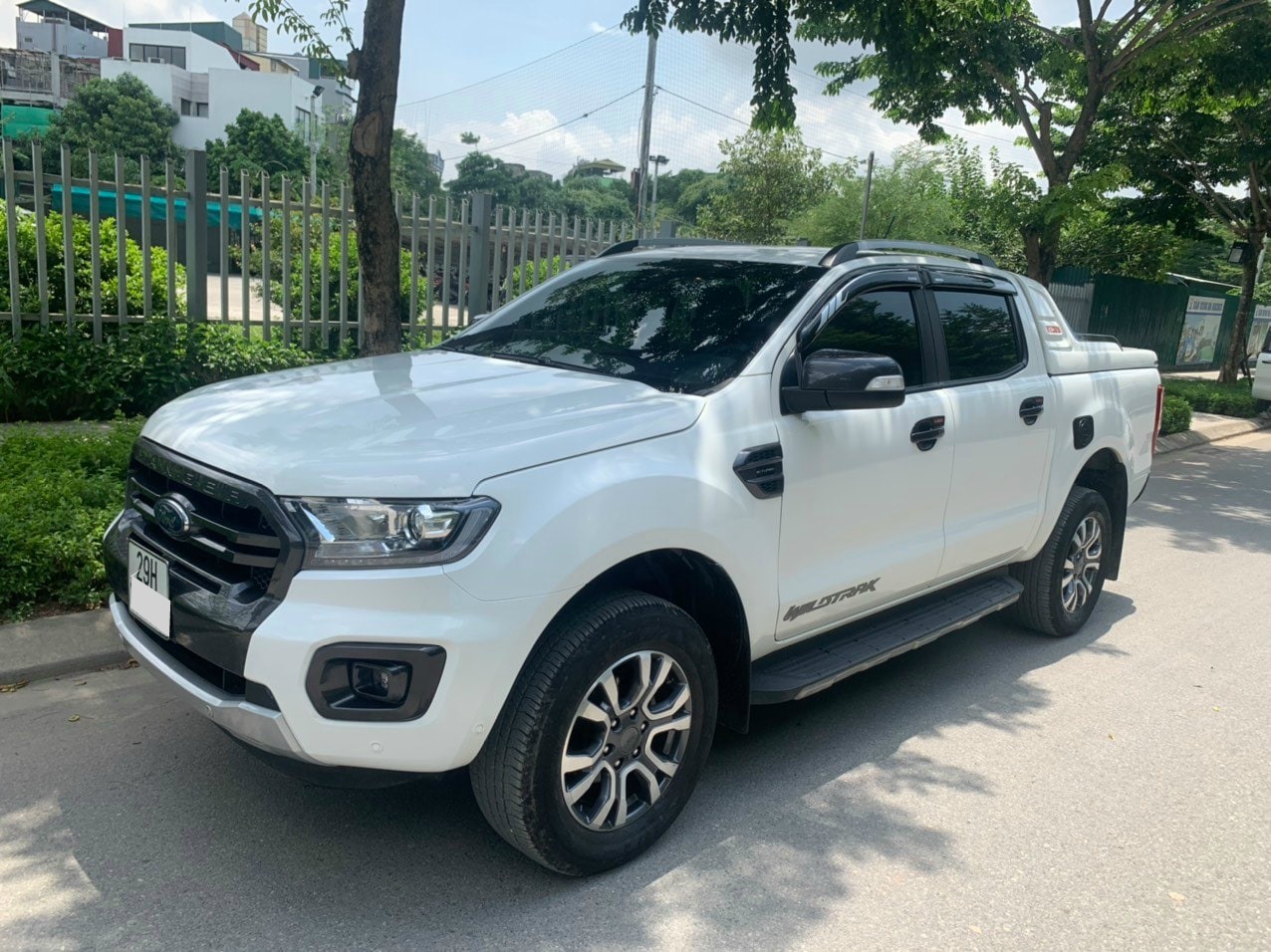 Ford Ranger Wildtrak 2.0L 4x2 AT 2018 - Cần bán Ford Ranger Wildtrak 2.0L 4x2 AT đời 2018, màu trắng, xe nhập, 740tr