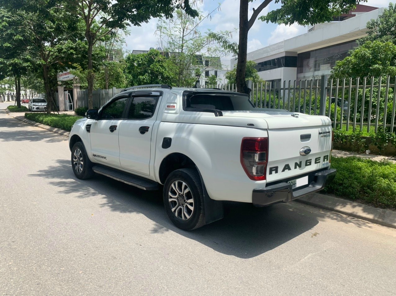 Ford Ranger Wildtrak 2.0L 4x2 AT 2018 - Cần bán Ford Ranger Wildtrak 2.0L 4x2 AT đời 2018, màu trắng, xe nhập, 740tr