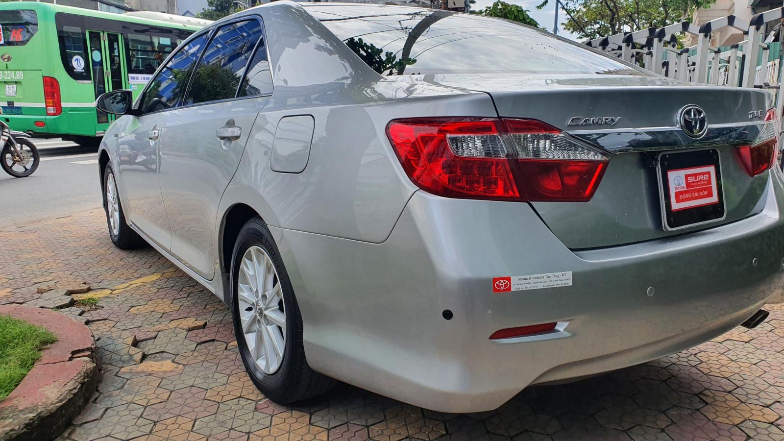 Toyota Camry 2.0E 2013 - Cần bán lại xe Toyota Camry 2.0E năm 2013, màu bạc, còn mới, giá tốt