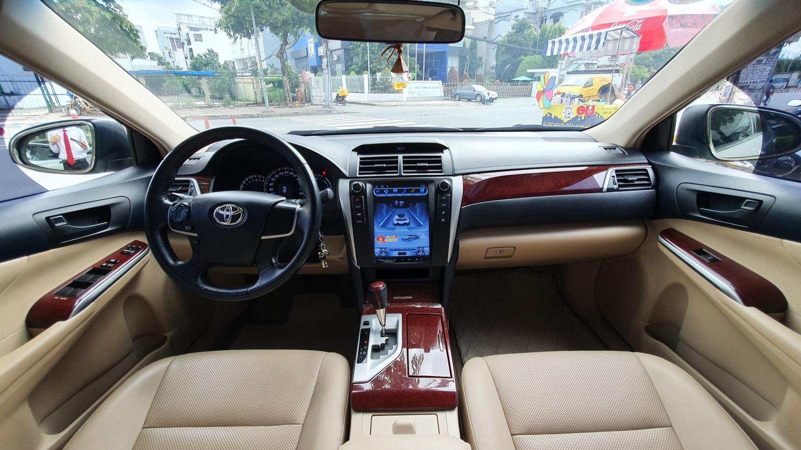 Toyota Camry 2.0E 2013 - Cần bán lại xe Toyota Camry 2.0E năm 2013, màu bạc, còn mới, giá tốt