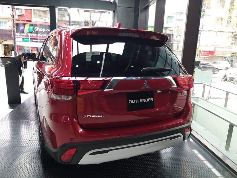 Mitsubishi Outlander 2.0 CVT 2020 - Cần bán Mitsubishi Outlander 2.0 CVT đời 2020, màu đỏ