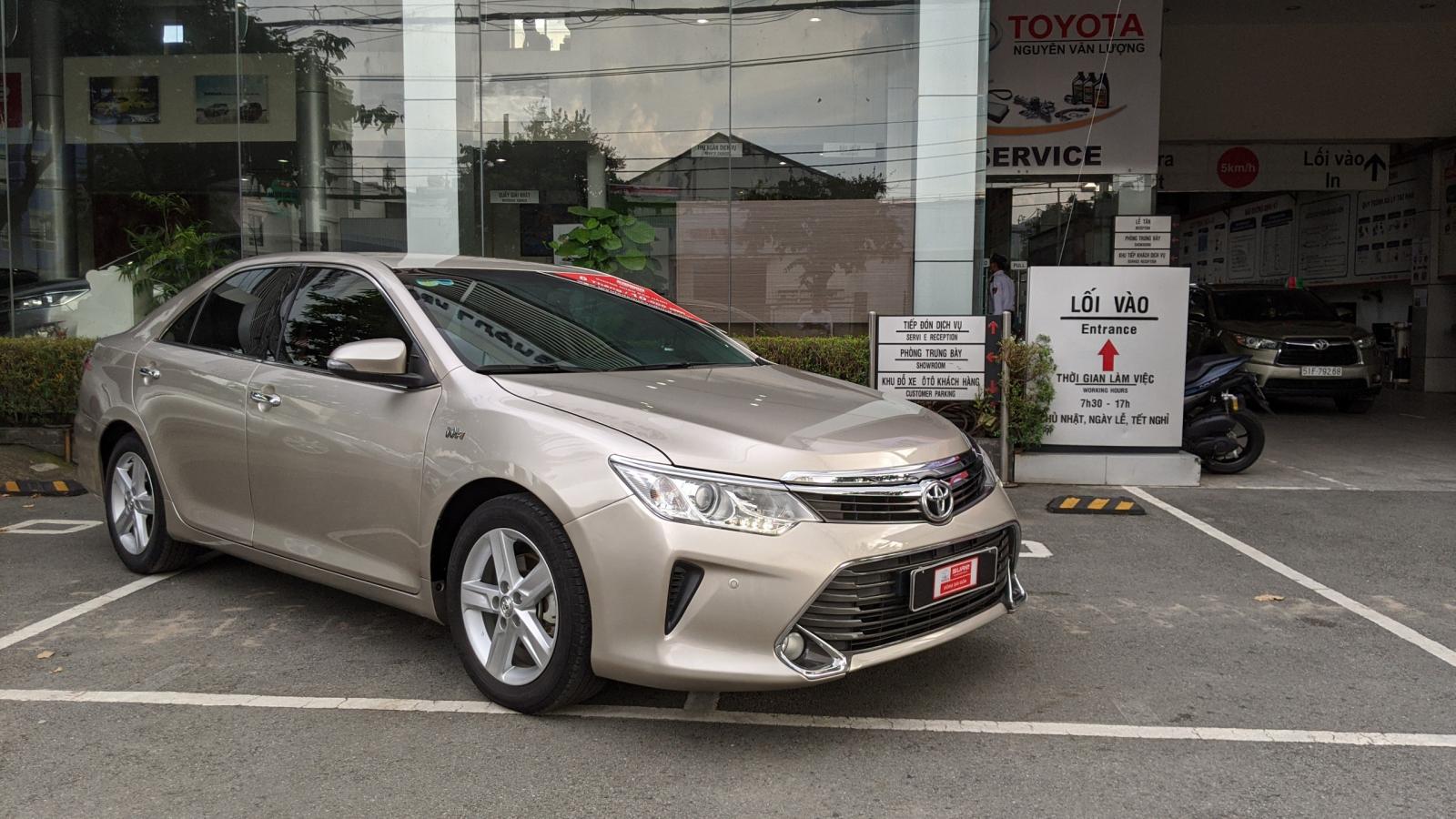 Toyota Camry 2016 - Cần bán xe Toyota Camry đời 2016, màu Nâu Vàng Lướt 31.000km Siêu Đẹp Giá 930tr CÒn fix