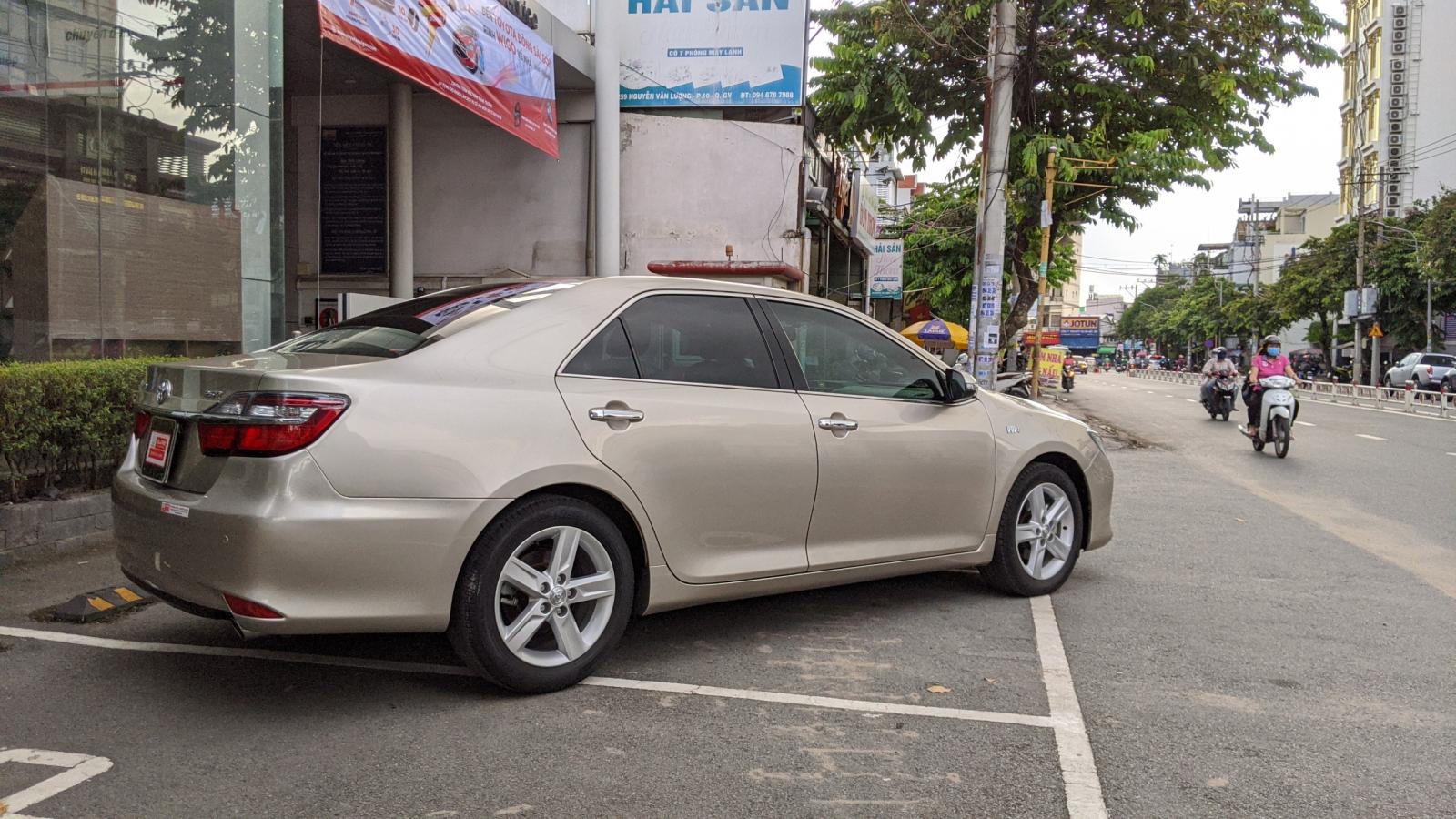 Toyota Camry 2016 - Cần bán xe Toyota Camry đời 2016, màu Nâu Vàng Lướt 31.000km Siêu Đẹp Giá 930tr CÒn fix