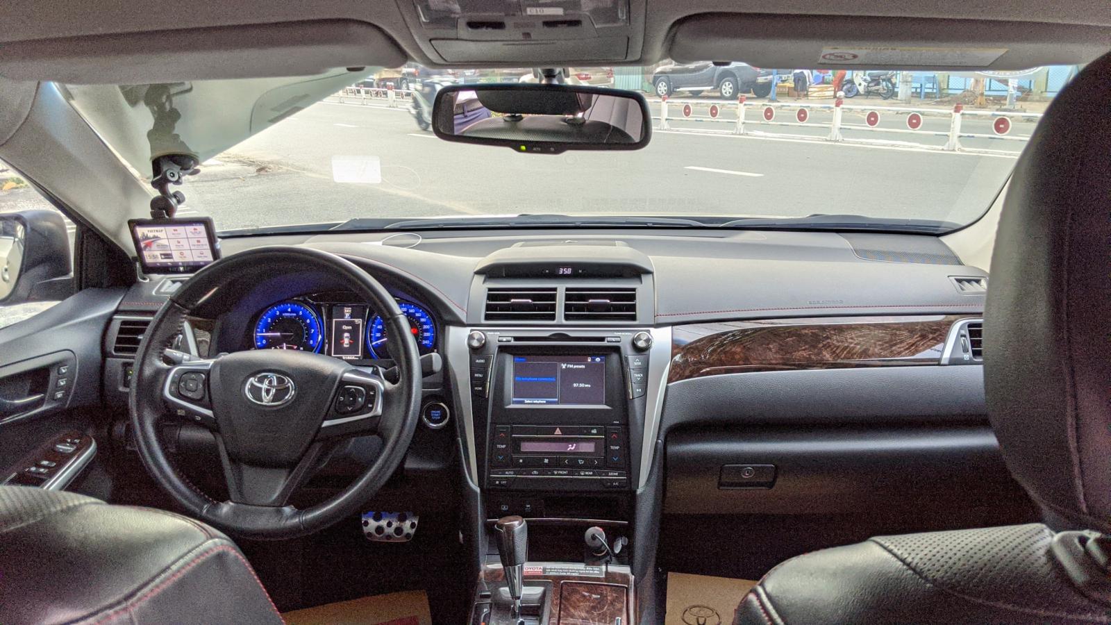 Toyota Camry 2016 - Cần bán xe Toyota Camry đời 2016, màu Nâu Vàng Lướt 31.000km Siêu Đẹp Giá 930tr CÒn fix