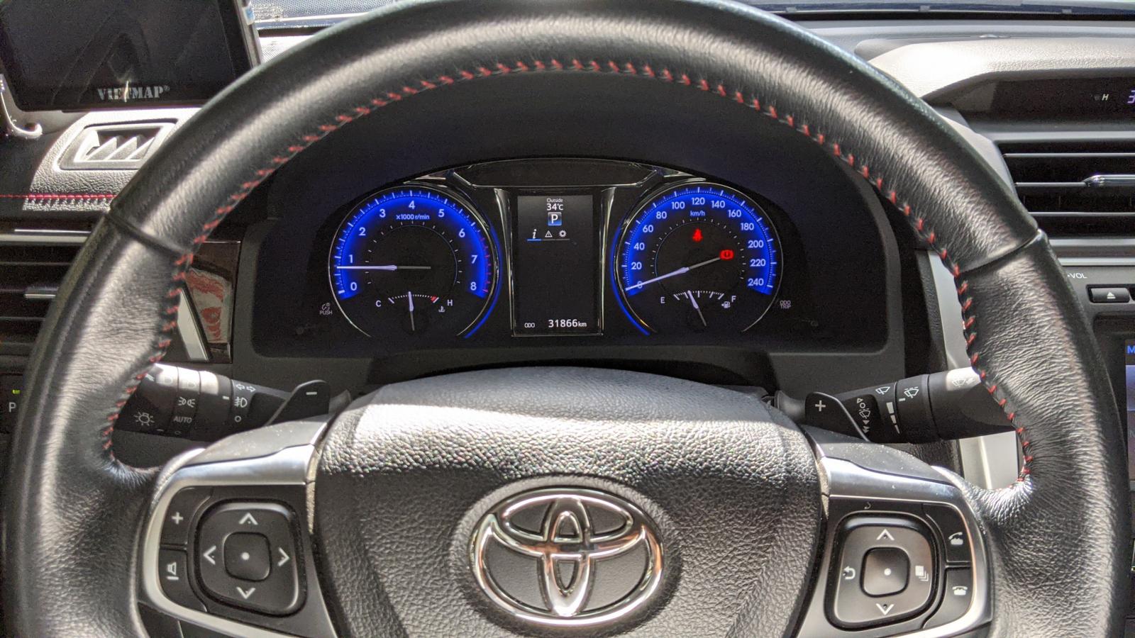 Toyota Camry 2016 - Cần bán xe Toyota Camry đời 2016, màu Nâu Vàng Lướt 31.000km Siêu Đẹp Giá 930tr CÒn fix
