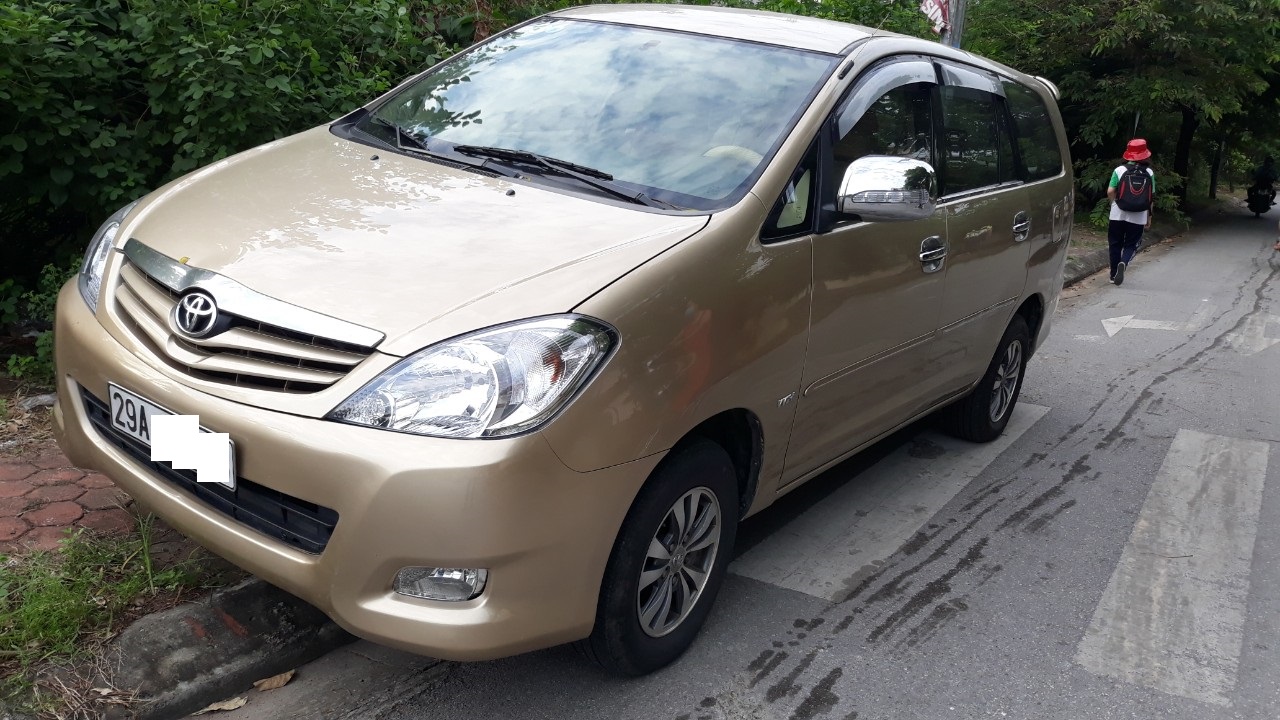 Toyota Innova G 2011 - Bán ô tô Toyota Innova G đời 2011, màu vàng, số sàn