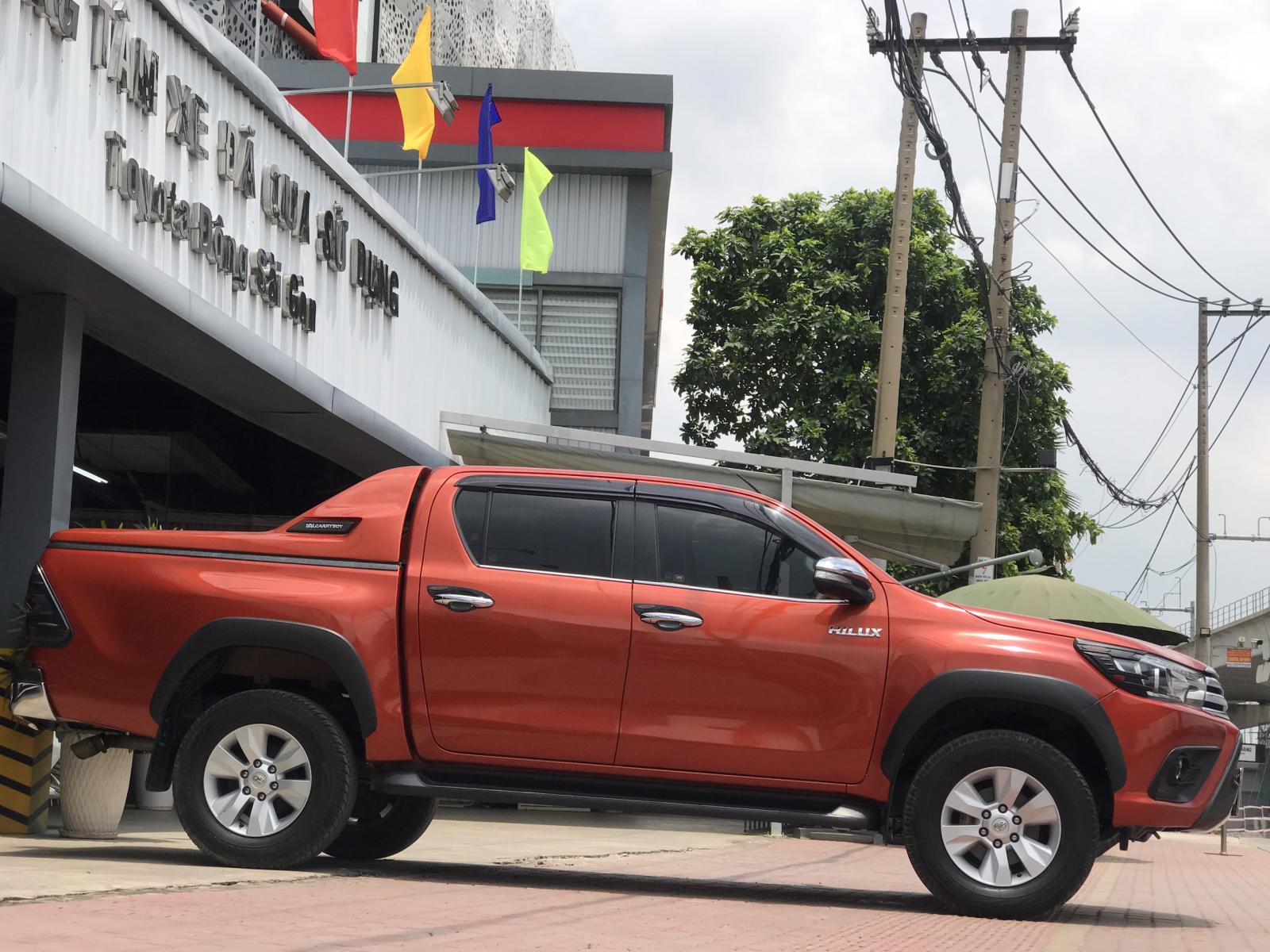 Toyota Hilux 2017 - Bán xe Toyota Hilux 2.8G 4x4 số tự động đời 2017 màu cam siêu đẹp, giá tốt