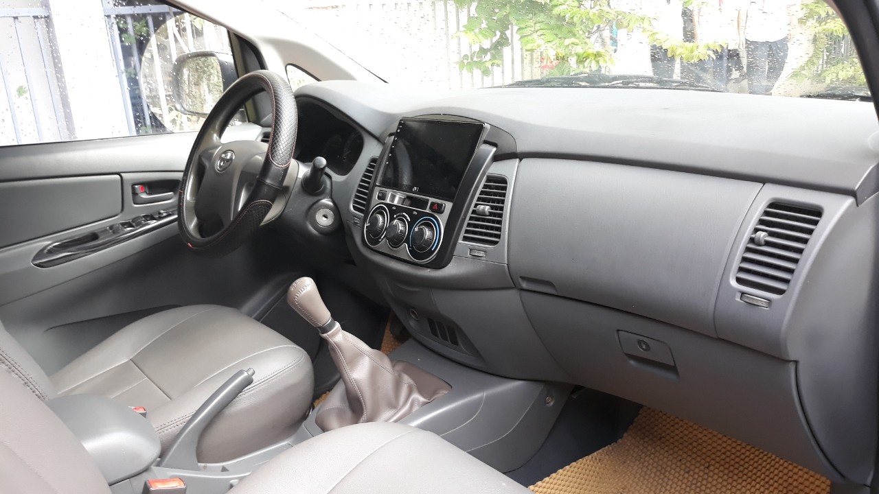 Toyota Innova E 2012 - Cần bán lại xe Toyota Innova E đời 2012, màu vàng cát, số sàn giá cạnh tranh