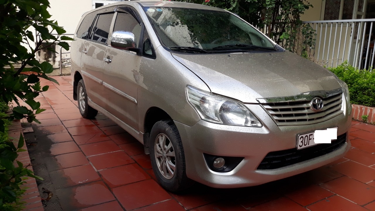 Toyota Innova E 2012 - Cần bán lại xe Toyota Innova E đời 2012, màu vàng cát, số sàn giá cạnh tranh