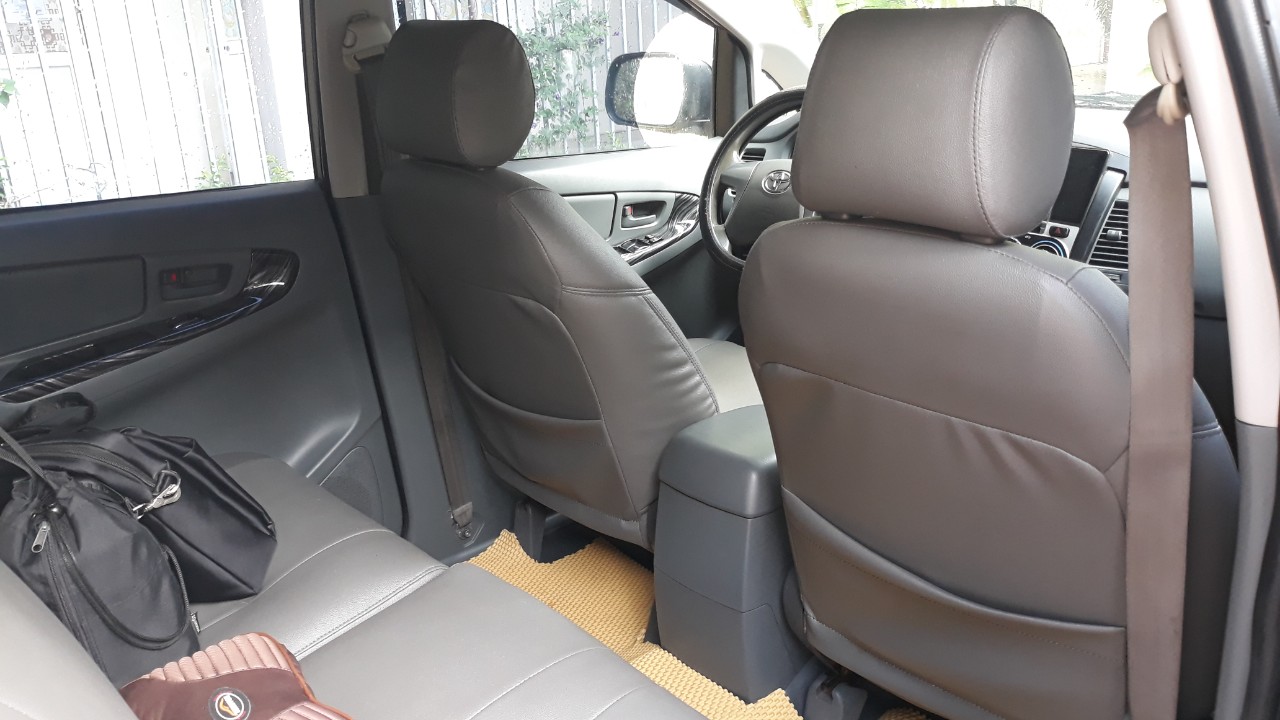 Toyota Innova E 2012 - Cần bán lại xe Toyota Innova E đời 2012, màu vàng cát, số sàn giá cạnh tranh