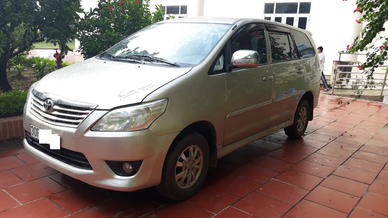 Toyota Innova E 2012 - Cần bán lại xe Toyota Innova E đời 2012, màu vàng cát, số sàn giá cạnh tranh