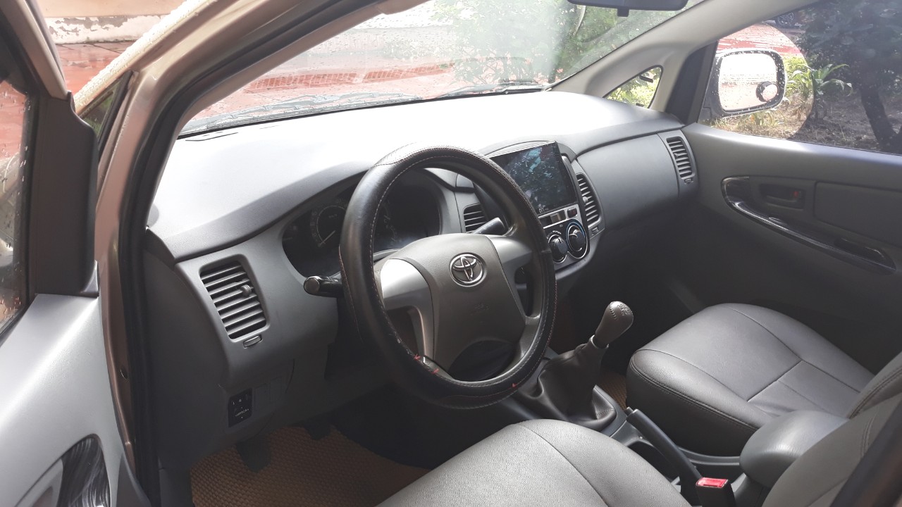 Toyota Innova E 2012 - Cần bán lại xe Toyota Innova E đời 2012, màu vàng cát, số sàn giá cạnh tranh