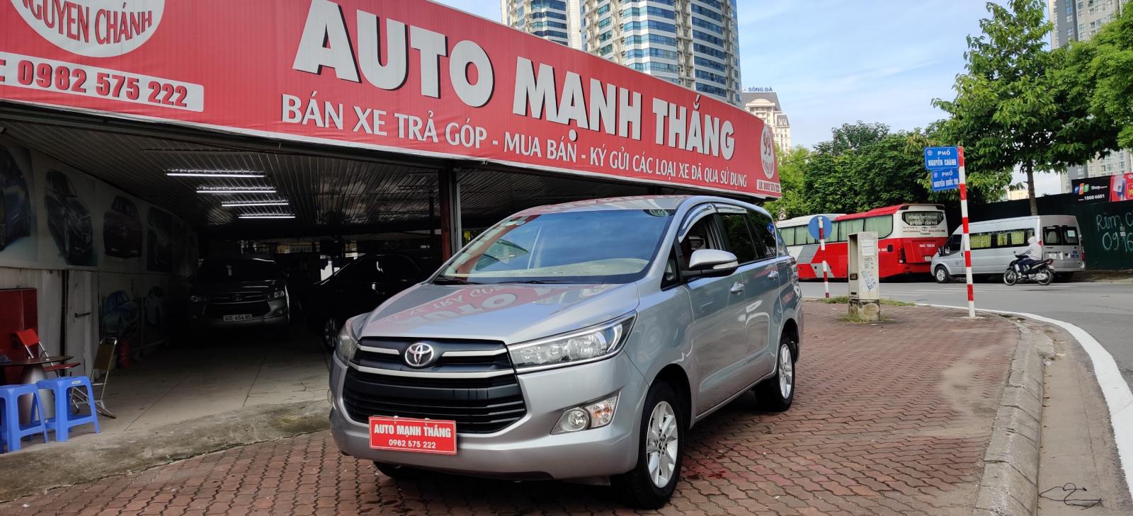 Toyota Innova 2.0E 2017 - Bán Toyota Innova 2.0E đời 2017, màu bạc, số sàn